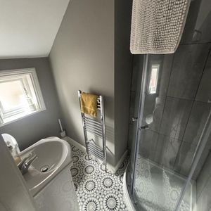 1 bedroom in a house share to rent - Photo 3