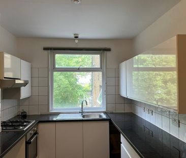 2 Bed Flat, Mount Pleasant Road, SE13 - Photo 2