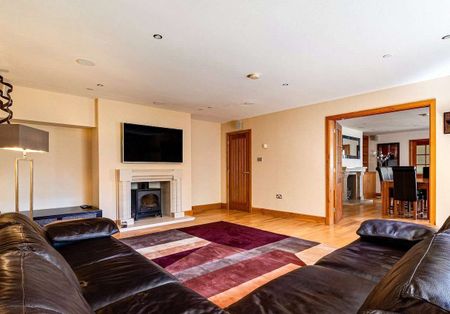 A charming country home with far reaching views and equestrian facilities, situated in about 7.6 acres. - Photo 3