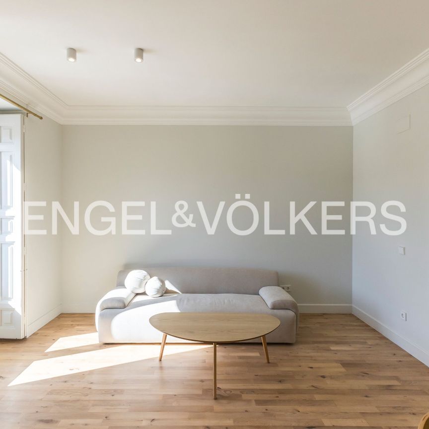 Piso de alquiler en Plaza de Isabel II, Palacio - Photo 1