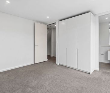 Stylish 3-Bedroom Townhouse in Prime Urban Location with Double Garage - Photo 2