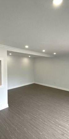 72 EDINBOROUGH CRT., 1ST FL - RENOVATED, 3BR/1BATH, PARKING - Photo 1