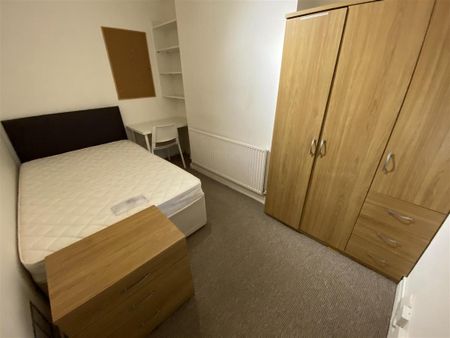 4 bedroom end of terrace house to rent - Photo 3