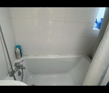 Room in a Shared House, Katherine Road, E6 - Photo 2