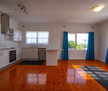 Beautifully Renovated Family Home in Sought-After Merewether Heights - Photo 6