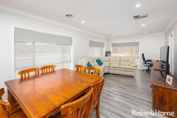 FANTASTIC FAY - Photo 1