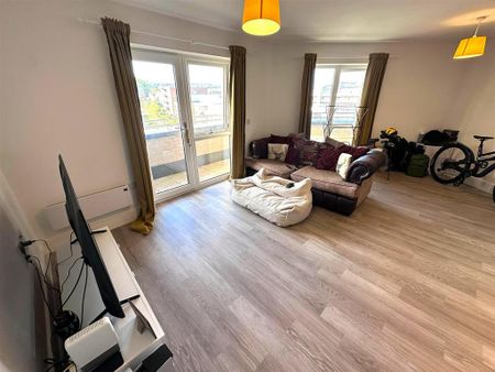 2 bedroom flat to rent - Photo 2