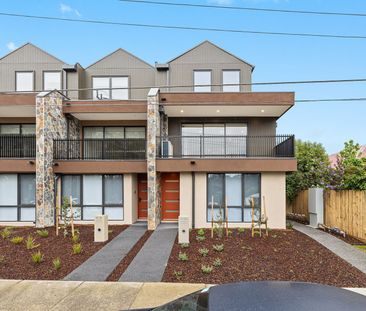 LIKE NEW TOWNHOME IN THE HEART OF ELTHAM VILLAGE SHOPPING CENTRE - Photo 4