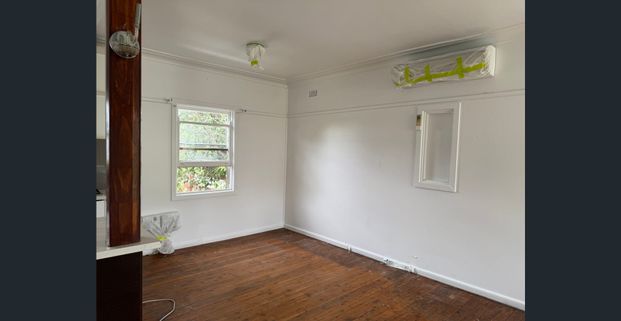 Family House For Rent // Walk to Station - Photo 1