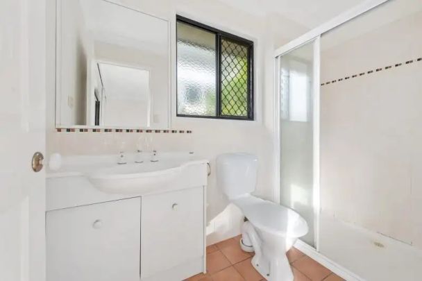 “Weekend brunch at the end of the street” - Photo 1