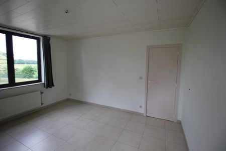 Recente halfopen bebouwing met ruime tuin, terras en garage - Photo 4