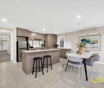 Don’t miss this stunning family rental in Lynbrook! - Photo 1