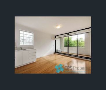 STYLISHLY UPDATED TOP FLOOR PARTITION STUDIO IN TREE-LINED STREET - Photo 6