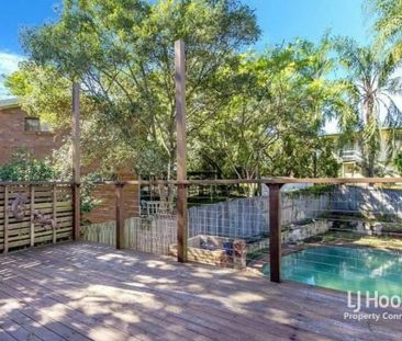 House with a Pool - Photo 4