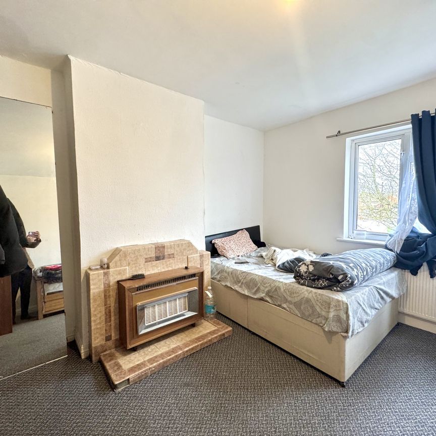 Crosslands Parade, Middlesex, UB2 - Photo 1