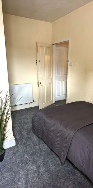 Double En-suite- Great Location - Photo 1