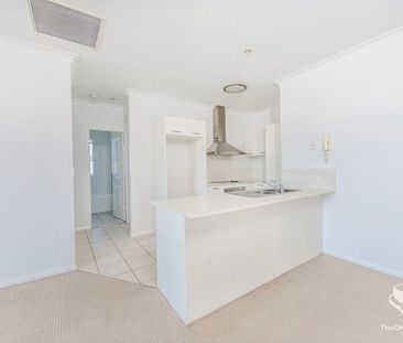 Large 2 Bed/2 Bath unit & Bay breezes - Photo 5