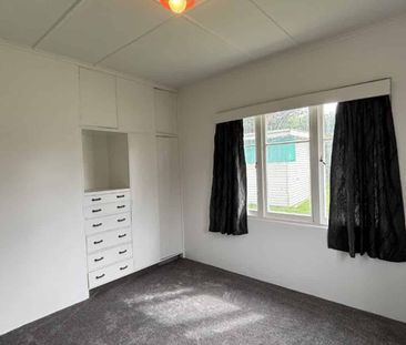 Updated four-bedroom family home - Photo 4