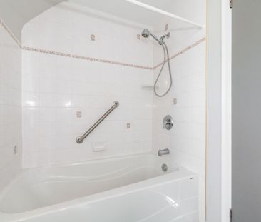 For Lease - 810 Smyth Road Unit# A, Elmvale Acres and Area, Ontario - Photo 4