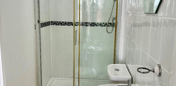 1 bedroom in a flat share to rent - Photo 2