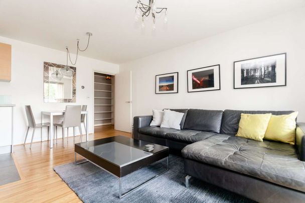 Beautifully presented two bedroom apartment in a great location. - Photo 1