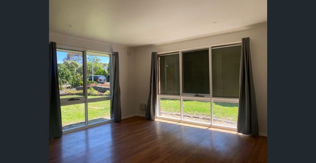 Recently renovated for a fresh, modern feel throughout ! - Photo 1