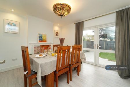 Brampton Gardens, Walton-On-Thames, Hersham - Photo 2