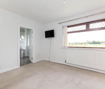 57 Laurelhill Road, Lisburn, BT28 2UH - Photo 2