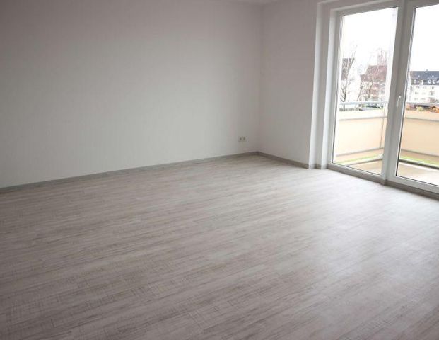 1 OG - Balkon- Bad mit Wanne + Fenster / 1.3.26 - Photo 1