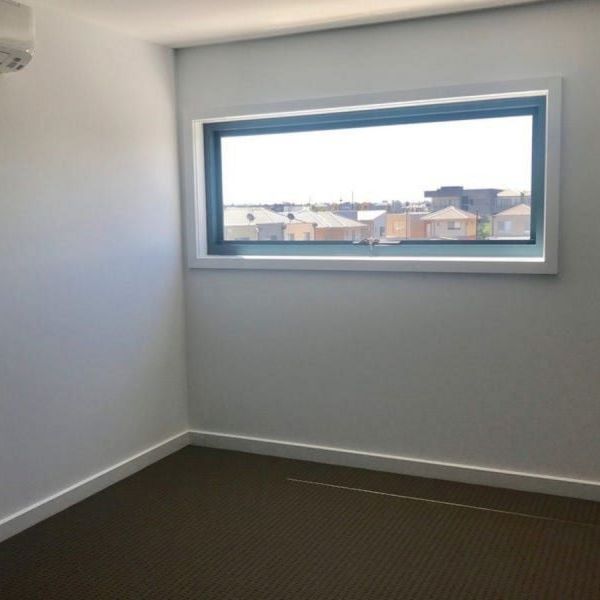 Convenient location Townhouse! - Photo 1