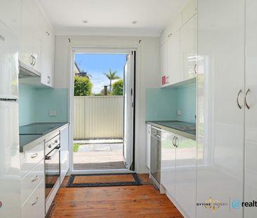 Beachside Townhouse with Private Yard – 100m to East Corrimal Beach - Photo 2