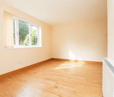 William Tarver Close, Warwick, CV34 - Photo 1