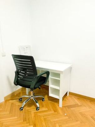 Carrer de Calvet, Barcelona, Catalonia 08021 - Photo 1