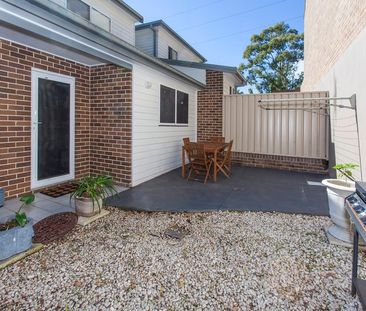 AWESOME TOWNHOUSE IN GREAT LOCATION! - Photo 6