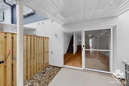 BRAND NEW 3 BEDROOM TOWNHOUSE - Photo 3