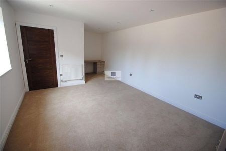 4 bedroom detached house to rent - Photo 3