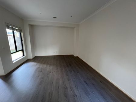 Fabulous 2-Storey 4Br Family Home in Williams Landing! - Photo 2