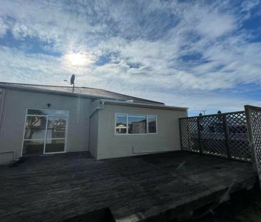 Modern decor and a convenient location! - Photo 3