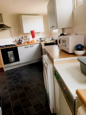 2 Bed, 1 Bath - Photo 2