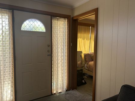 Self contained 1 bedroom unit - Photo 3