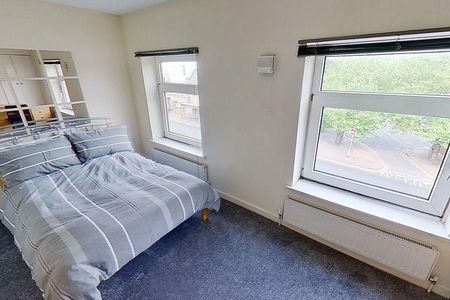 3 bedroom flat to rent - Photo 2