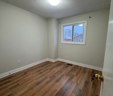 For Lease - 8 Dutch Crescent, Brampton, Ontario - Photo 2