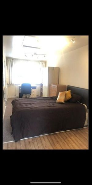 1 bedroom in a house share to rent - Photo 1