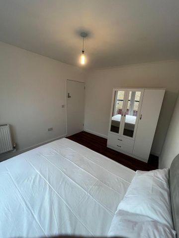 1 bedroom in a house share to rent - Photo 2