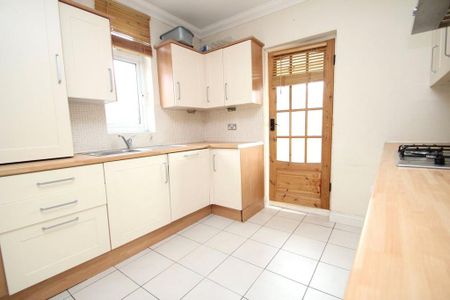 2 bedroom maisonette to rent - Photo 4
