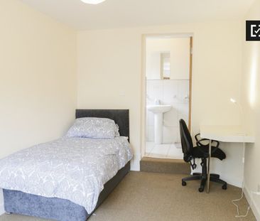 Room in 5-bedroom apartment in Ballymun, Dublin - Photo 4