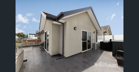 A Modern Top-Level Apartment with Stunning City Views - Photo 3