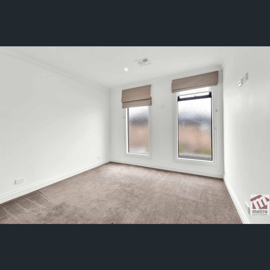 FRESHLY PAINTED IN CENTRAL LOCATION! - Photo 1