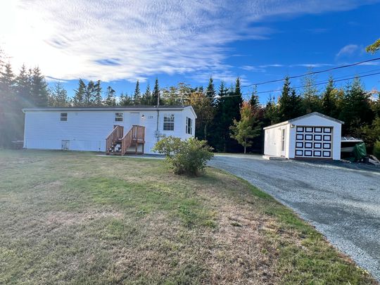 FULLY RENOVATED 1-BED + DEN UNIT WITH GARAGE | 129 LES COLLINS AVE, HEAD OF CHEZZETCOOK | $1,995 AVAILABLE NOW – PRIVATE LOT, YARD SPACE & CLOSE TO AMENITIES - Photo 1