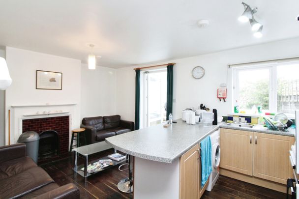 5 Bed Terraced House, Arnold Road, SO17 - Photo 1